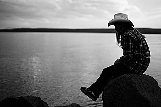 年轻,女人,牛仔,帽子,坐,石头,靠近,湖,黄石国家公园,美国