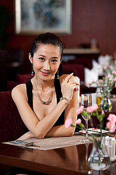 時(shí)尚性感的年輕女人