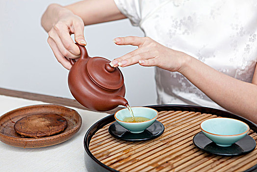 一个东方女性茶艺师做茶艺