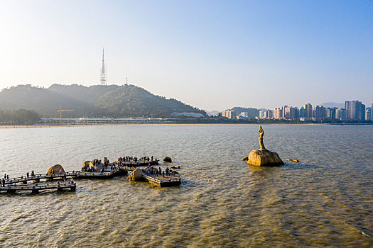 航拍广东珠海情侣中路渔女神像,珠海渔女雕像