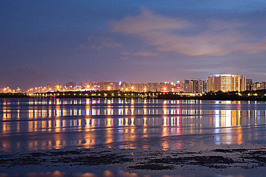 深圳湾夜景灯光倒影海滩