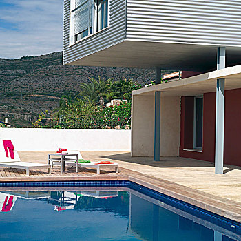 现代,房子,铝,沙滩椅,木质露台,围绕,游泳池