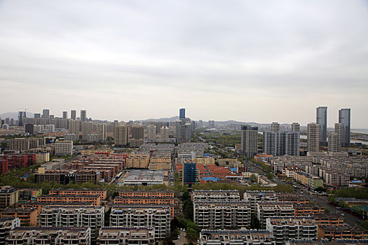 山东省日照市,谷雨过后气温骤降,大雾大风频繁侵扰