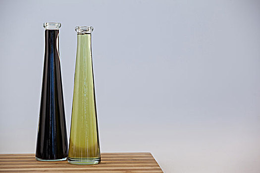 黑色,青橄榄,油,瓶子,桌上,墙壁