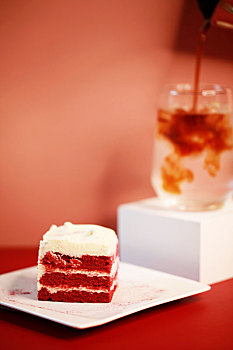红丝绒奶油切片蛋糕配冰美式咖啡