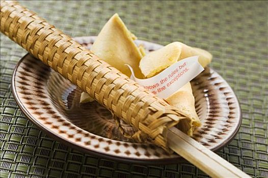 幸运签饼,筷子,编织物,包装材料,盘子