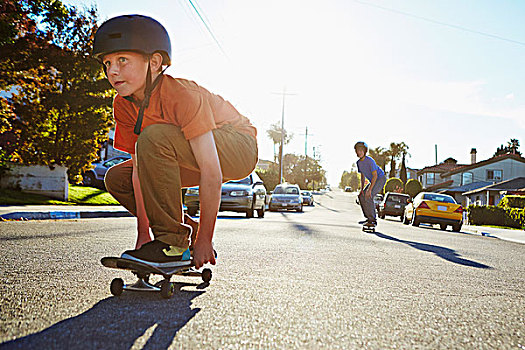 两个男孩,滑板,郊区,道路