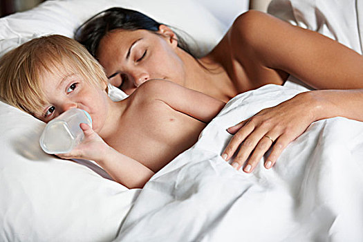 男婴,水瓶,床上,妈妈