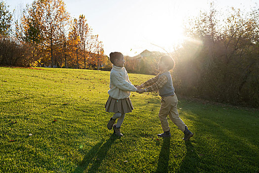 两个孩子在公园玩耍