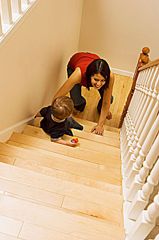 母亲,儿子,爬行,向上,楼梯