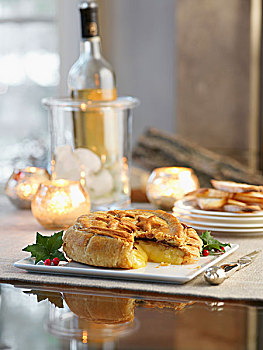 卡门贝软质乳酪,蓬松饼,樱桃酱,圣诞节
