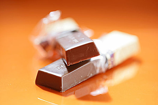 巧克力,两个,只有,巧克力块,牛奶巧克力,糖果,吃,象征,诱惑,静物,招待,橙色背景
