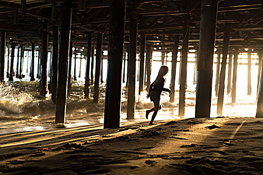 剪影,女孩,跑,波浪,下面,圣莫尼卡码头,加利福尼亚,美国