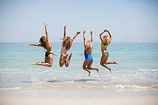 女性朋友,比基尼,跳跃,岸边,海滩,晴天