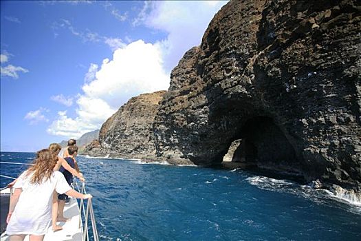 游客,船,注视,洞穴,入口,纳帕利海岸,岛屿,夏威夷,美国