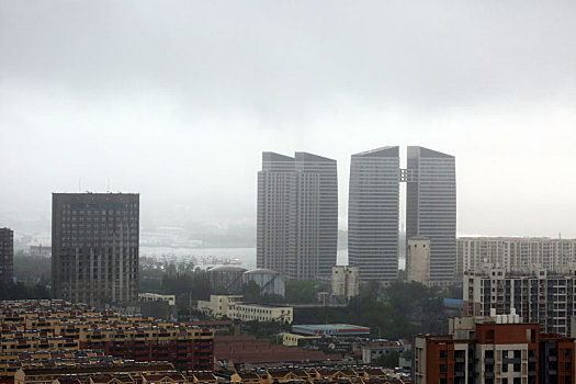 山东省日照市,海面上风起云涌变幻莫测,乌云翻滚带来大风大雨,气象部门再发暴雨黄色预警