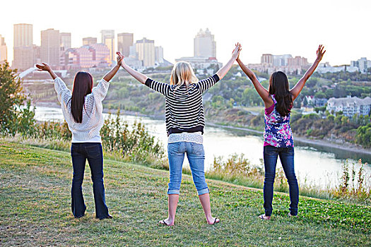 三个女孩,抬起,城市,天际线,背景,艾伯塔省,加拿大