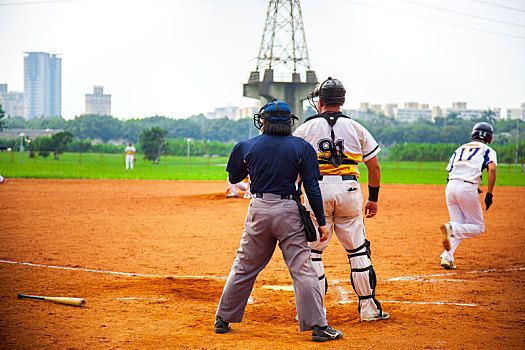 河堤公园内的棒球场球员们正在比赛棒球