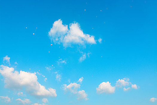 唯美的天空白云气球背景
