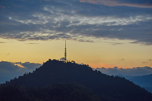 天空远处的山峰和信号塔