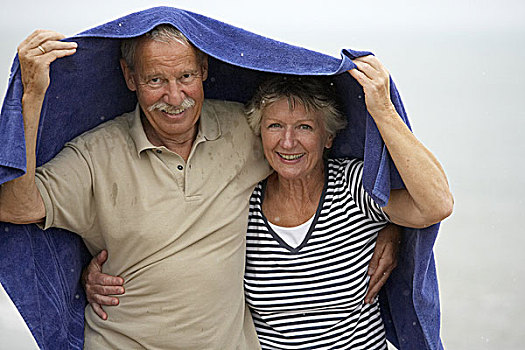 老年,夫妻,走,愉悦,相爱,搂抱,雨天,防护,毛巾,湖,向上,养老金,退休,人,两个,老,老人,情侣,一对,退休老人,休闲服,健身,一起,海滩