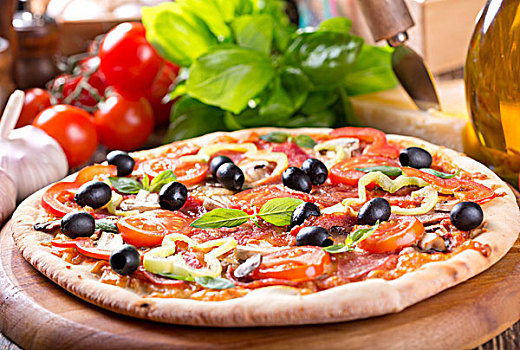 比萨饼,熏肉,蔬菜,橄榄,木桌子
