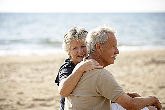老年,夫妻,坐,相爱,微笑,愉悦,搂抱,海滩,海洋,养老金,退休,人,两个,老,老人,情侣,一对,退休老人,休闲服,夏天,接触,一起,高兴