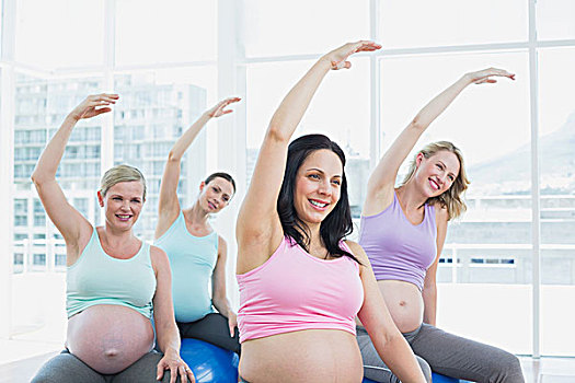 高兴,孕妇,坐,健身球,伸展,手臂