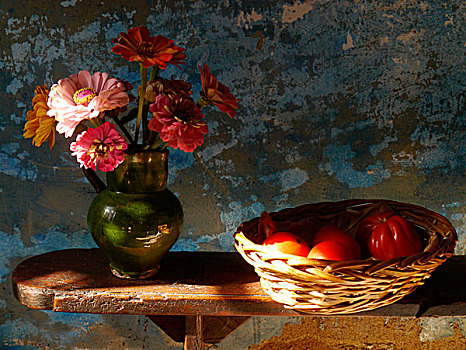 花瓶,百日菊,葡萄番茄,长椅