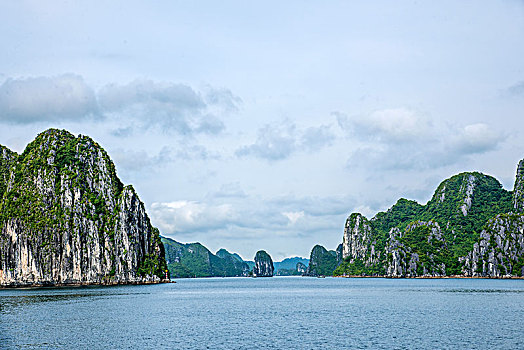 越南广宁鸿基市下龙湾海上石林