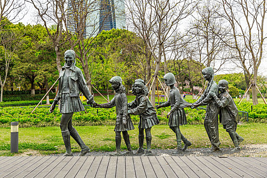 中国江苏省苏州金鸡湖湖畔公园师生雕塑