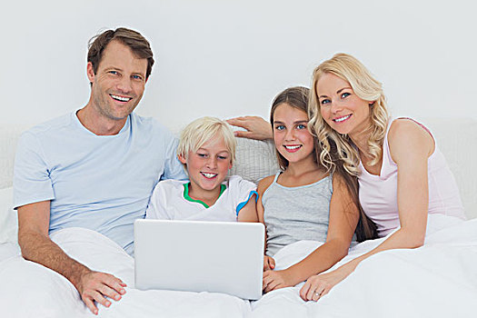微笑,家庭,笔记本电脑,一起,床上