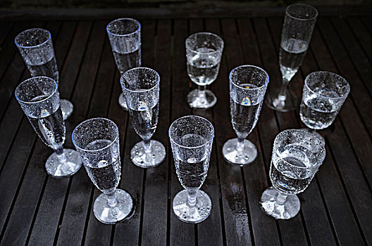 水,塑料制品,玻璃杯