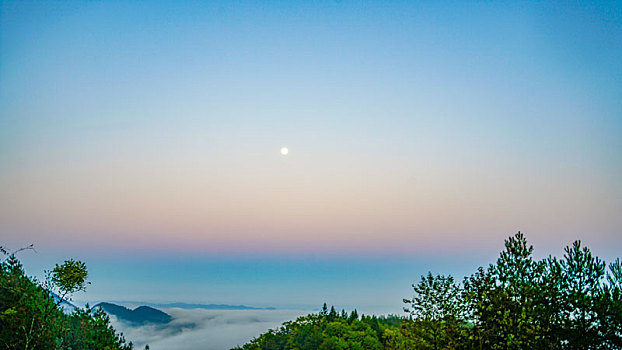 武陵山区晨雾中日月同辉奇观