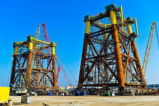 胜利油田油建龙口海工基地建造大型海上石油平台导管架