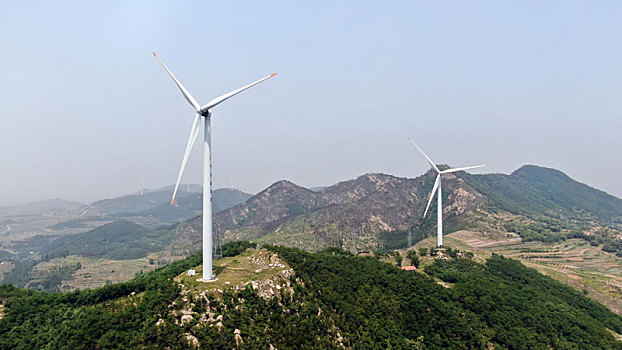 数十米高风力电车成大山风景