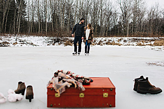 红色,手提箱,后备箱,围巾,情侣,滑冰,背景,惠特比,安大略省,加拿大