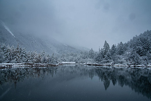 云雾降雪下的山林湖泊