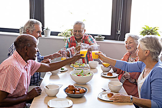 高兴,老人,人,祝酒,果汁杯,桌子,吃早餐,养老院