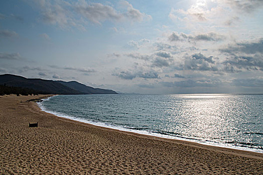 海南的海滨沙滩,蓝天和云朵