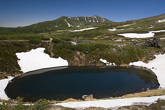 山,水塘