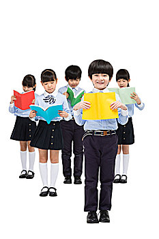 快乐的小学生抱着书本合影
