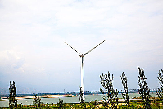 河边的风力发电站