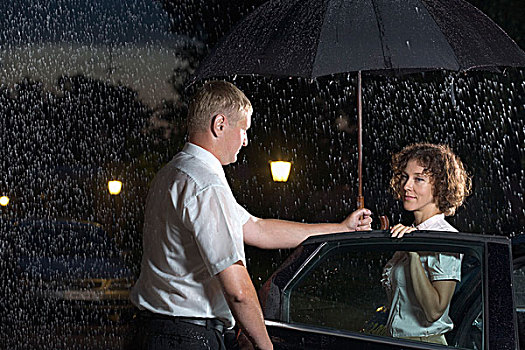 一个,男人,打开,车门,拿着,伞,上方,女人
