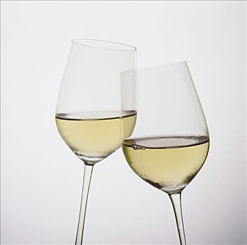 两个,倾斜,白葡萄酒杯