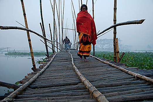 村民,穿过,竹子,桥,库尔纳市,孟加拉,一月,2008年