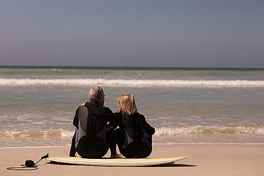 老年,夫妻,坐,冲浪板,海滩