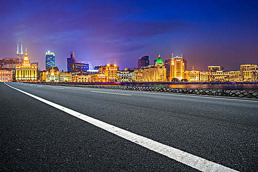 道路路面和上海外滩夜景