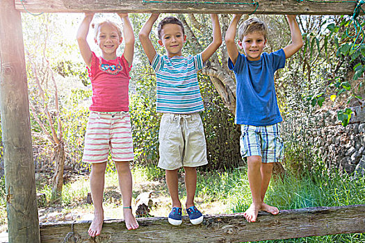 三个孩子,花园,站立,栅栏