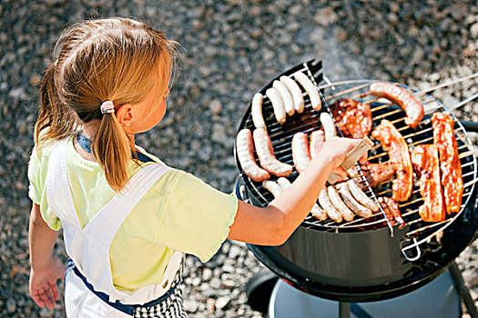 小女孩,准备,肉,香肠,烧烤架